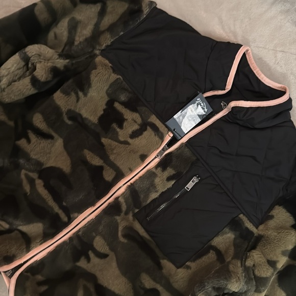 Rails Wesley Camo Quilted Fleece Women’s XL NWT 225$ - Picture 7 of 8